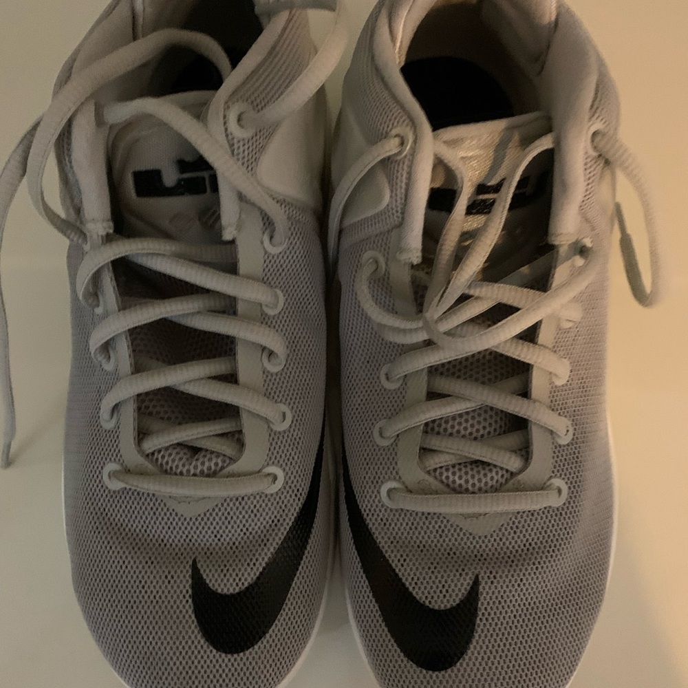 Nike Zoom witness women’s sneakers gray. Size 7